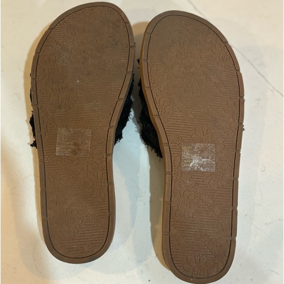 Yellow Box Size 7 slide in sandals. Cloth/fuzzy straps. Like new rarely worn. - Picture 5 of 7